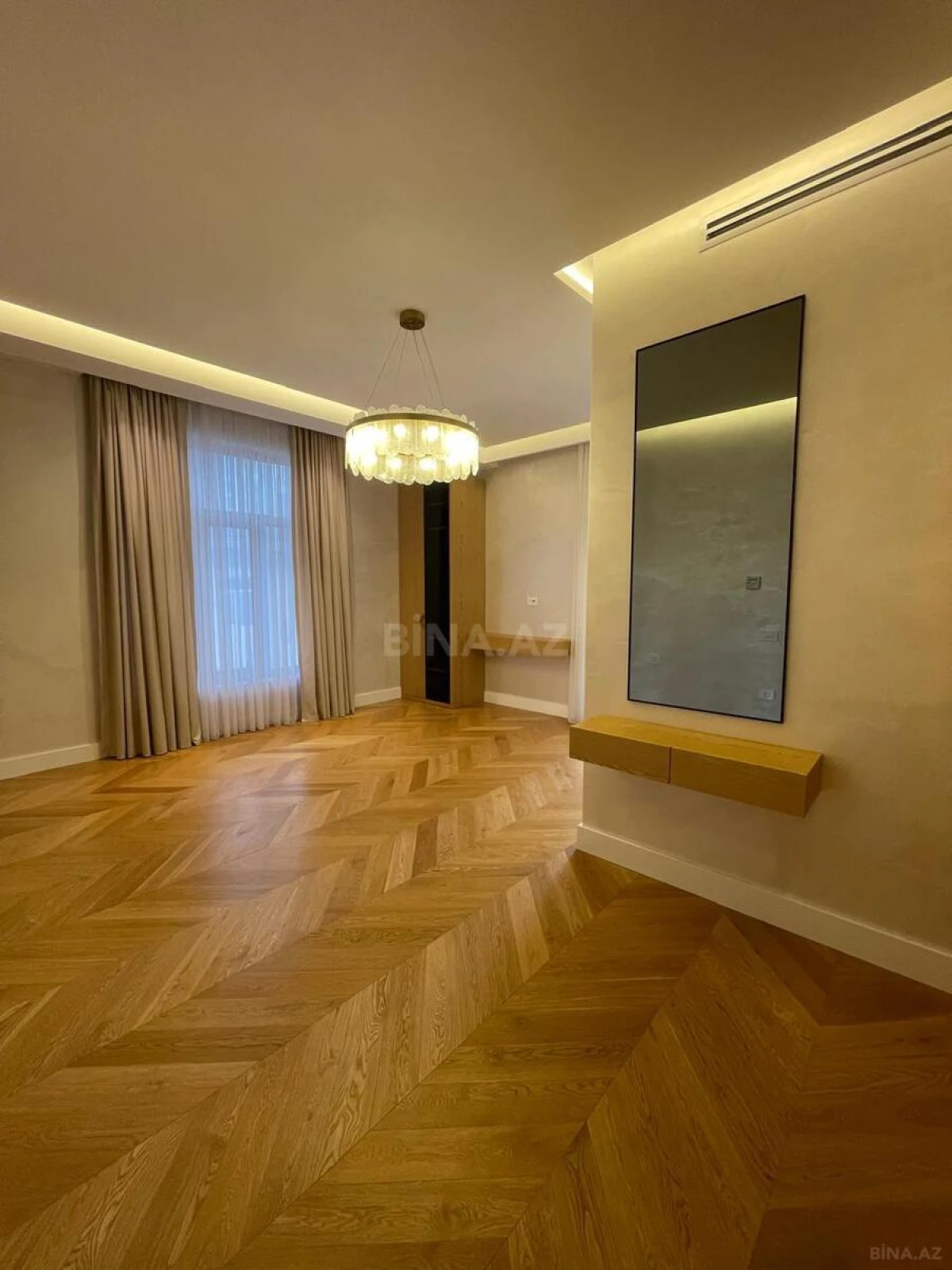 Satılır 4 otaqlı mənzil 220 m²