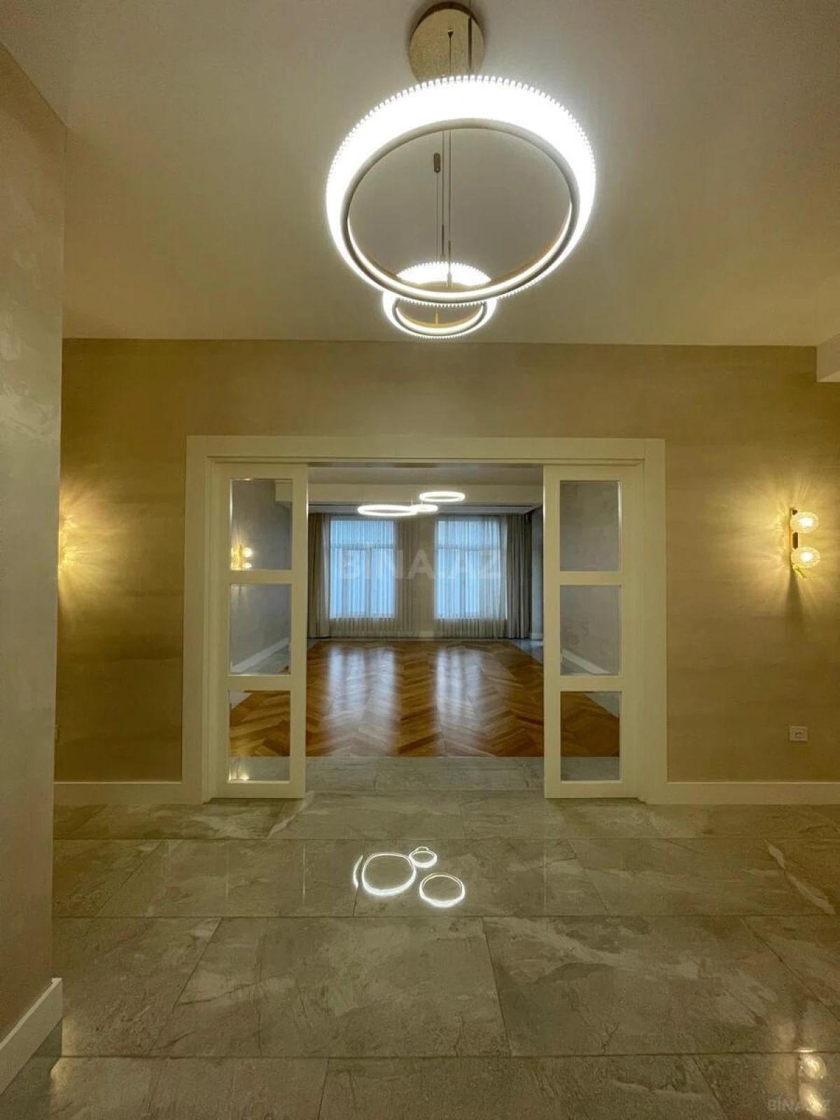 Satılır 4 otaqlı mənzil 220 m²