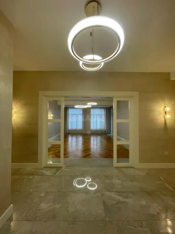 Satılır 4 otaqlı mənzil 220 m²