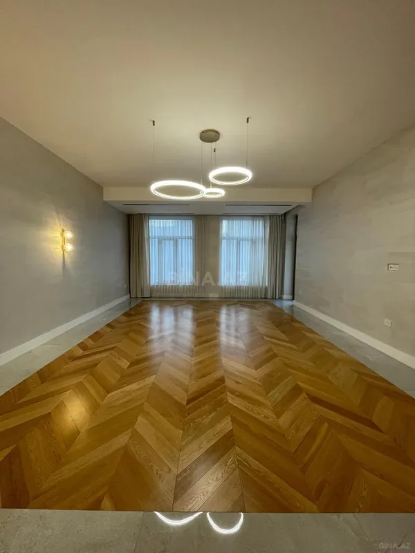 Satılır 4 otaqlı mənzil 220 m²