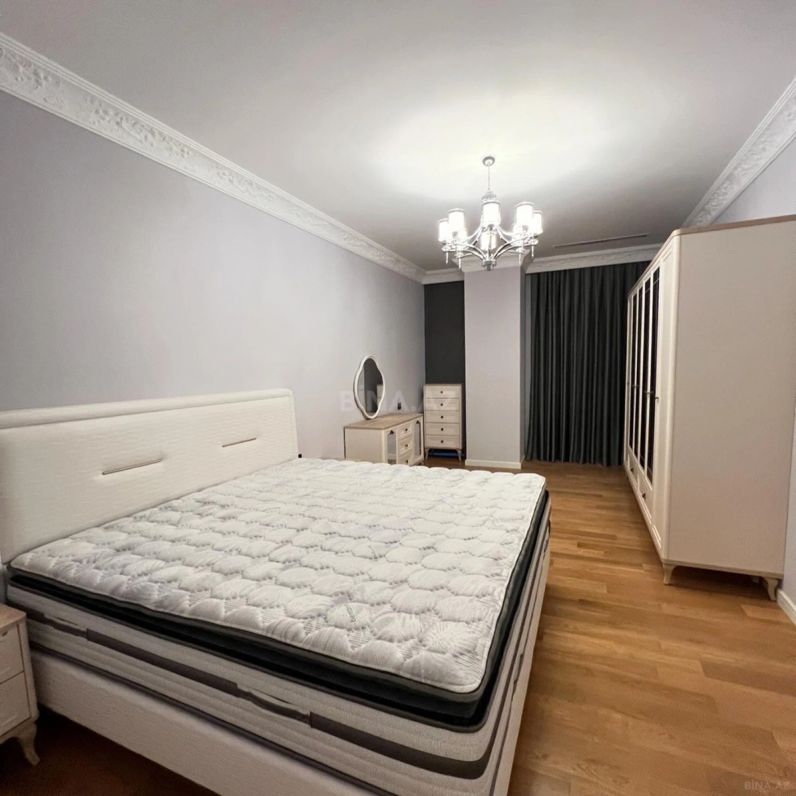 Satılır 4 otaqlı mənzil 214 m²