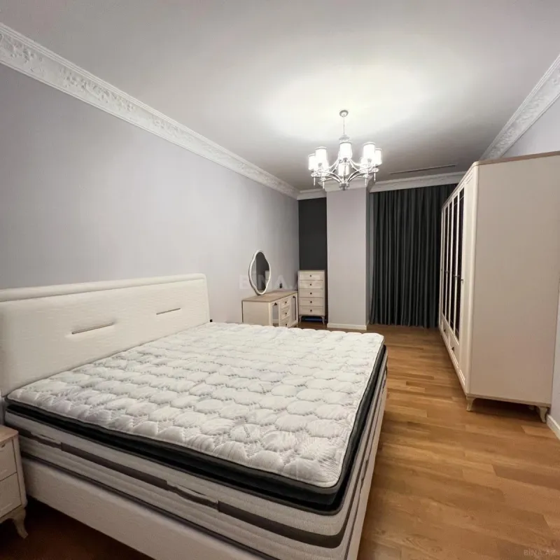 Satılır 4 otaqlı mənzil 214 m²
