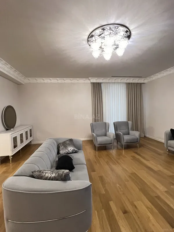 Satılır 4 otaqlı mənzil 214 m²