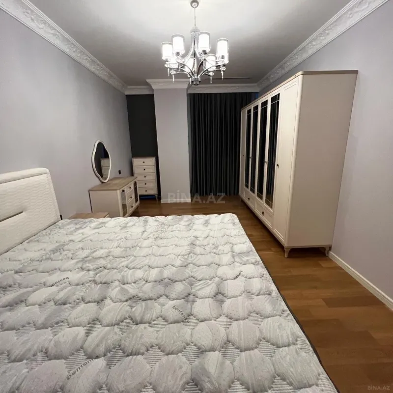 Satılır 4 otaqlı mənzil 214 m²
