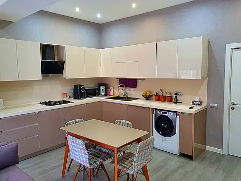 Satılır 3 otaqlı mənzil 162 m²