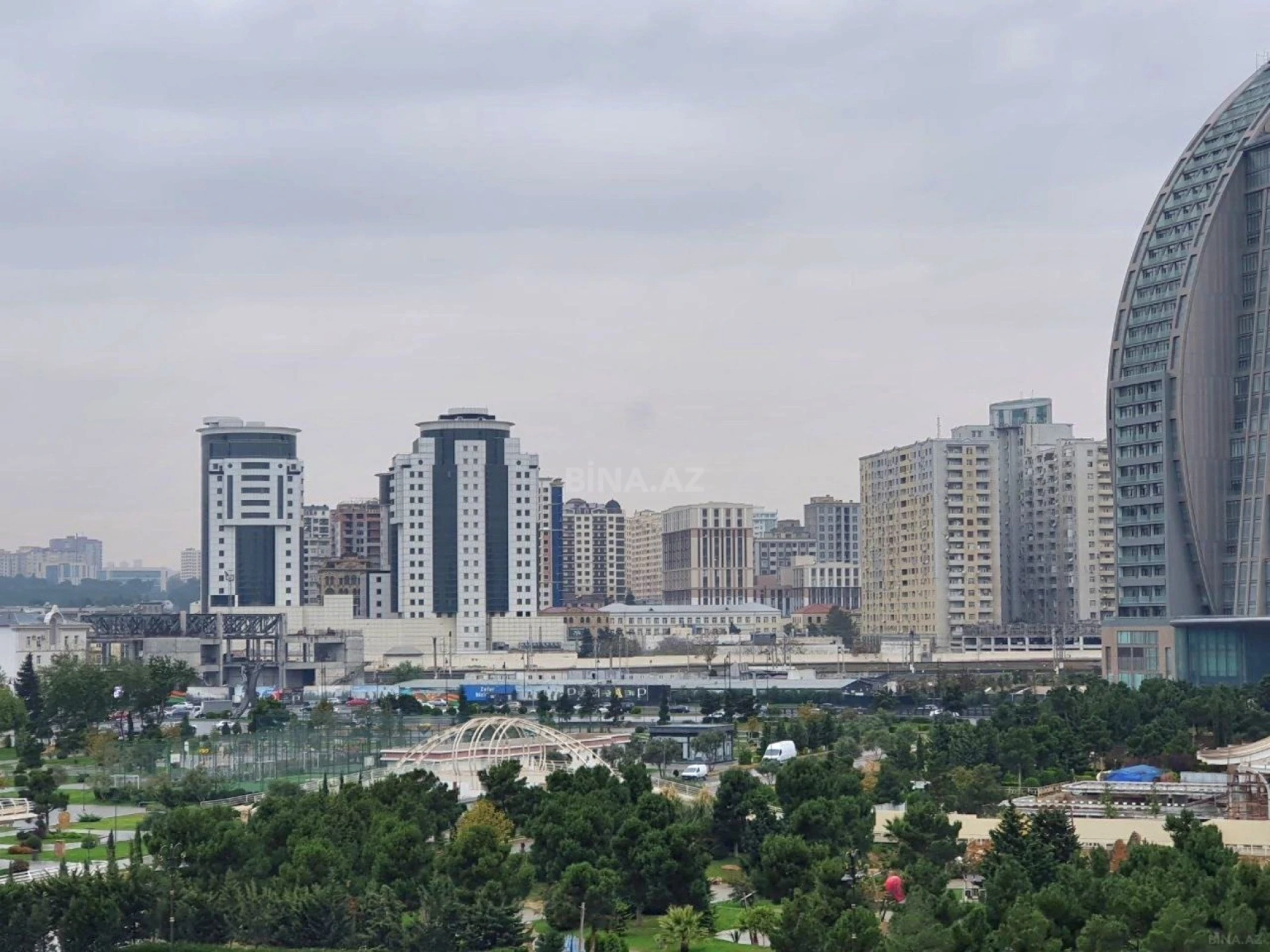 Satılır 3 otaqlı mənzil 162 m²