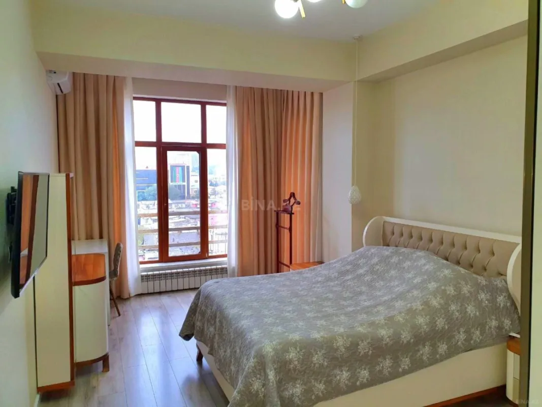 Satılır 3 otaqlı mənzil 162 m²
