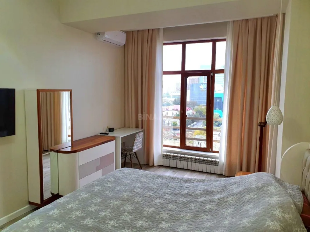 Satılır 3 otaqlı mənzil 162 m²