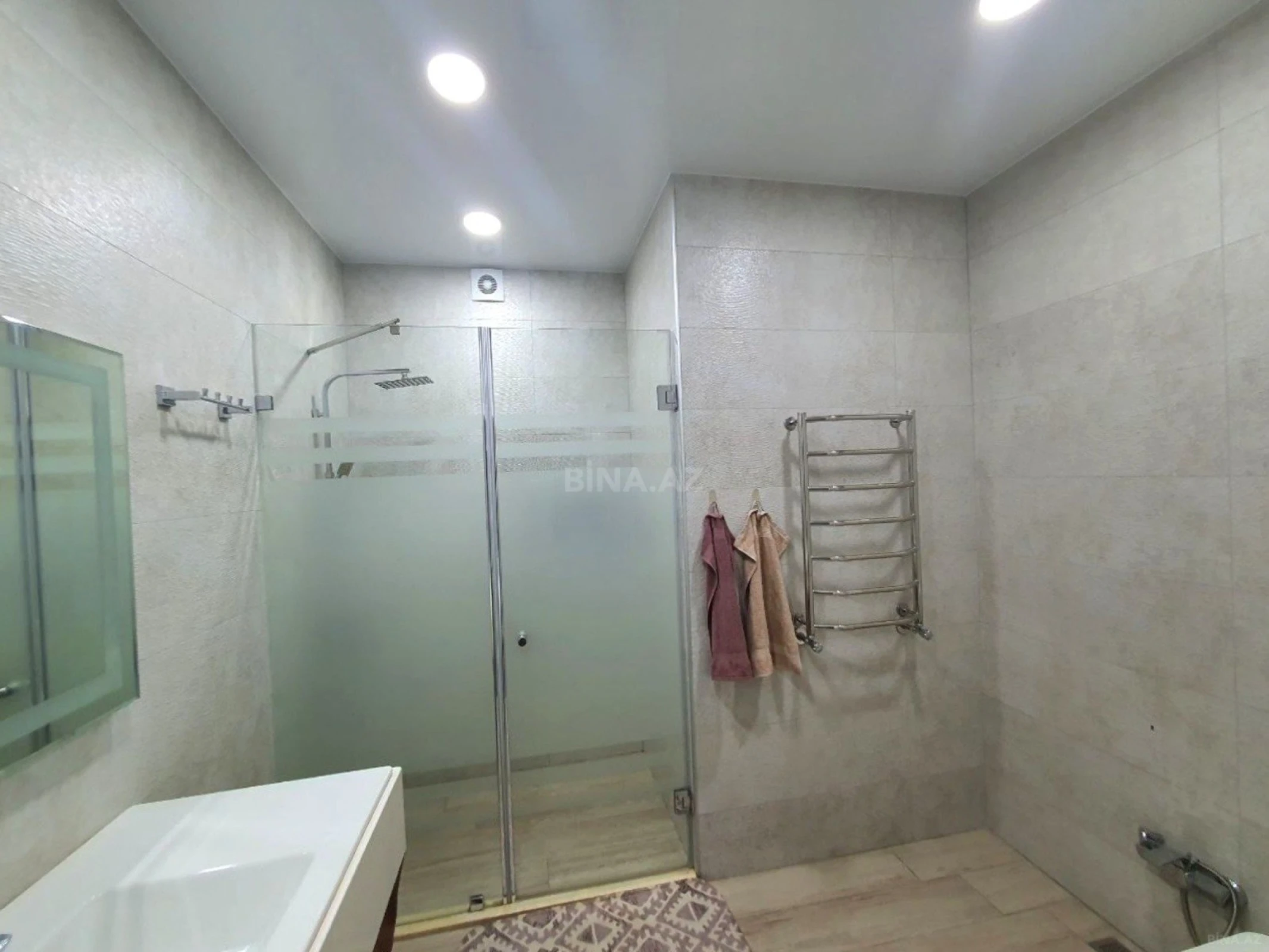 Satılır 3 otaqlı mənzil 162 m²