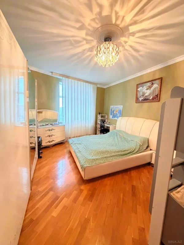 Satılır 2 otaqlı mənzil 110 m²