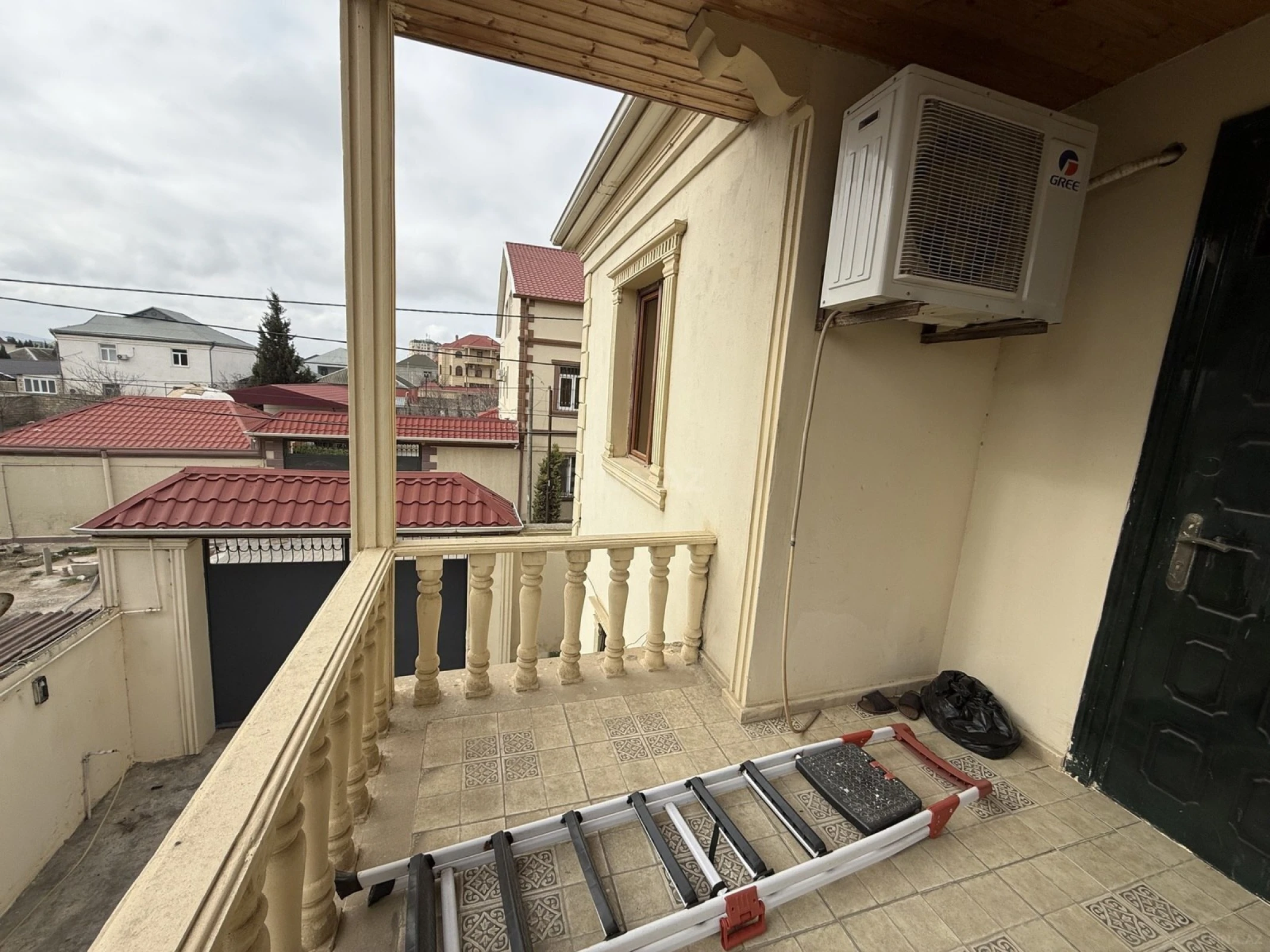 Satılır 5 otaqlı həyət evi 200 m²