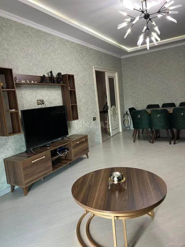 Kirayə verilir 2 otaqlı mənzil 107 m²