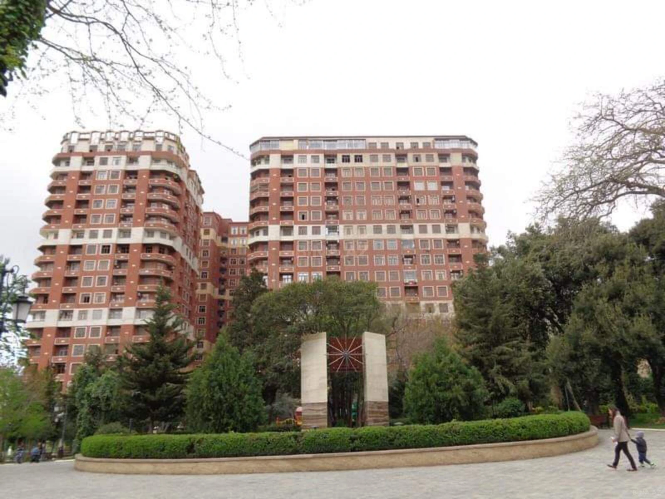 Satılır 4 otaqlı mənzil 205 m²