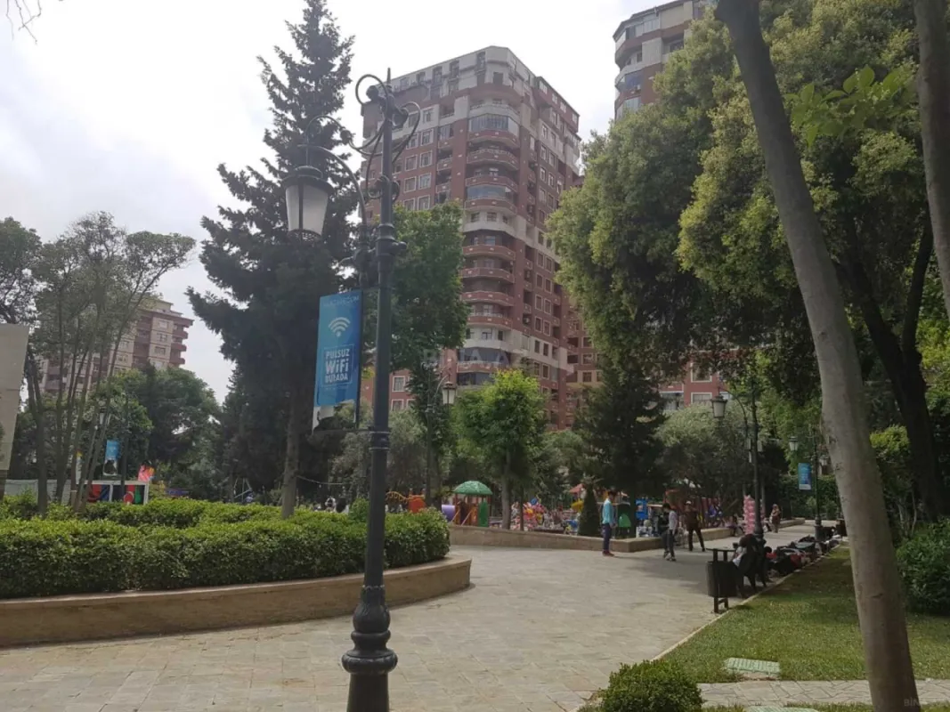 Satılır 4 otaqlı mənzil 205 m²