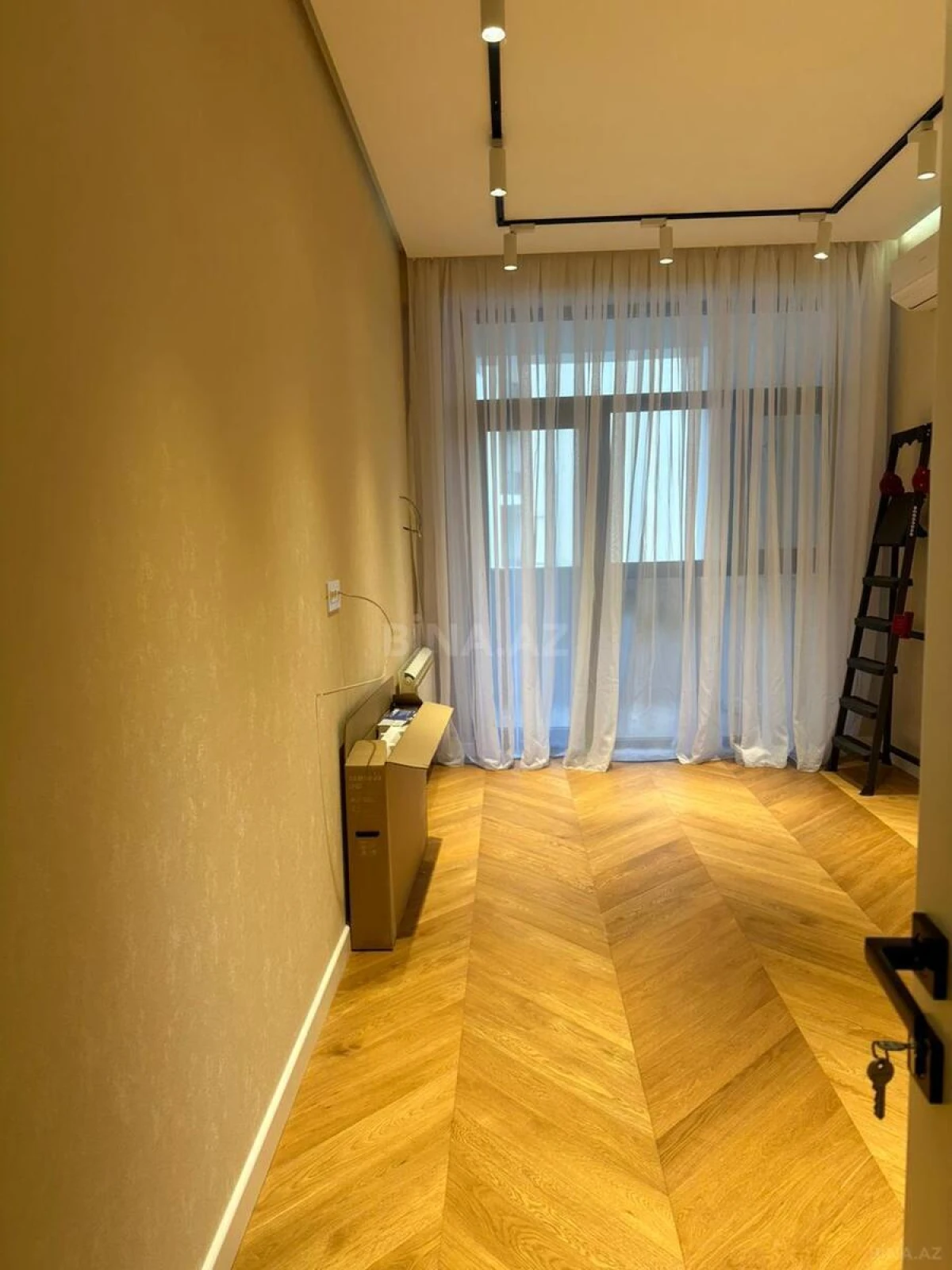 Kirayə verilir 3 otaqlı mənzil 170 m²