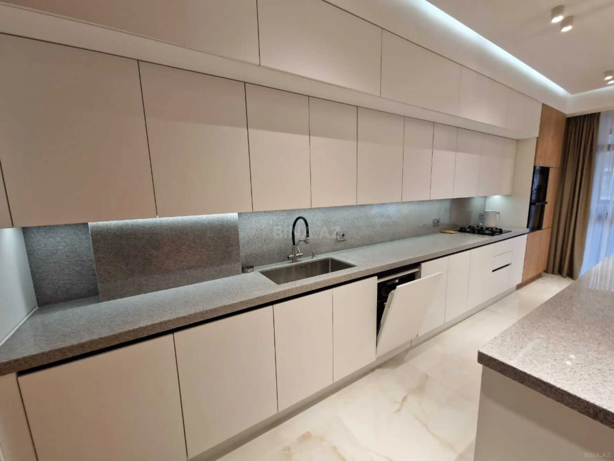 Kirayə verilir 3 otaqlı mənzil 170 m²