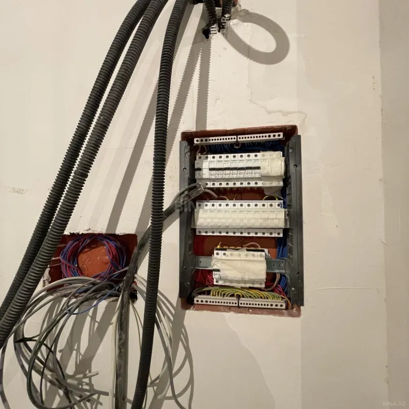 Satılır 4 otaqlı mənzil 200 m²