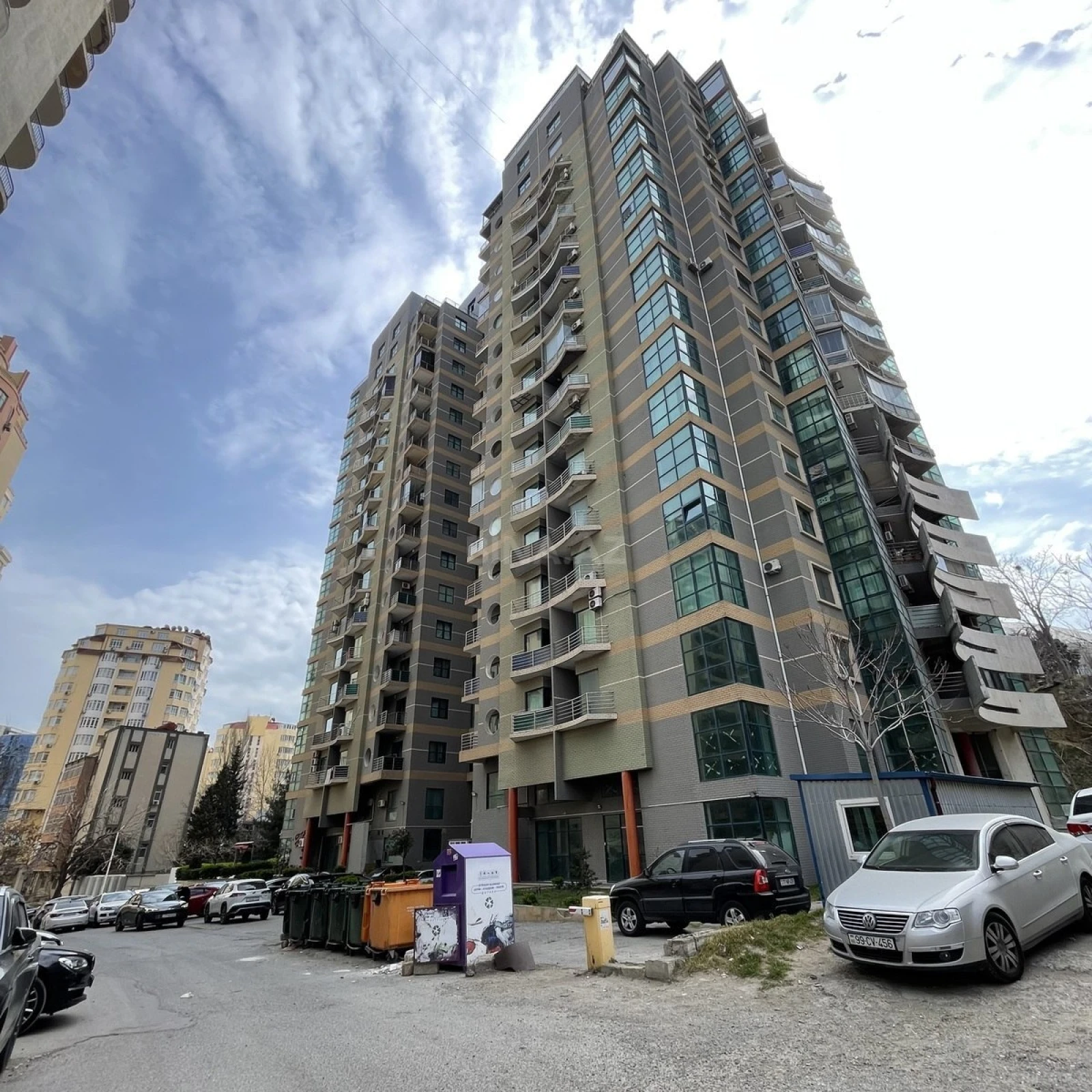 Satılır 4 otaqlı mənzil 200 m²