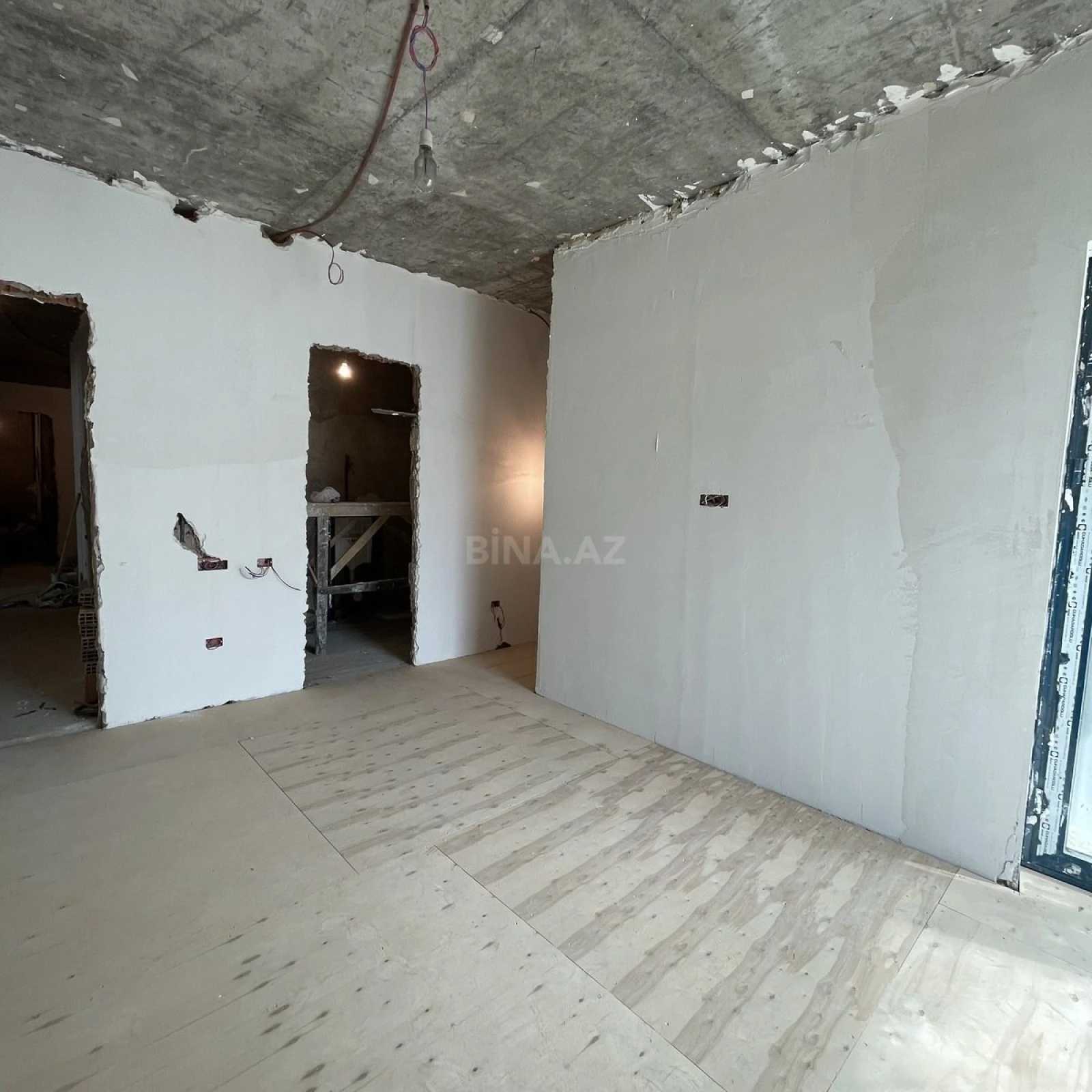 Satılır 4 otaqlı mənzil 200 m²
