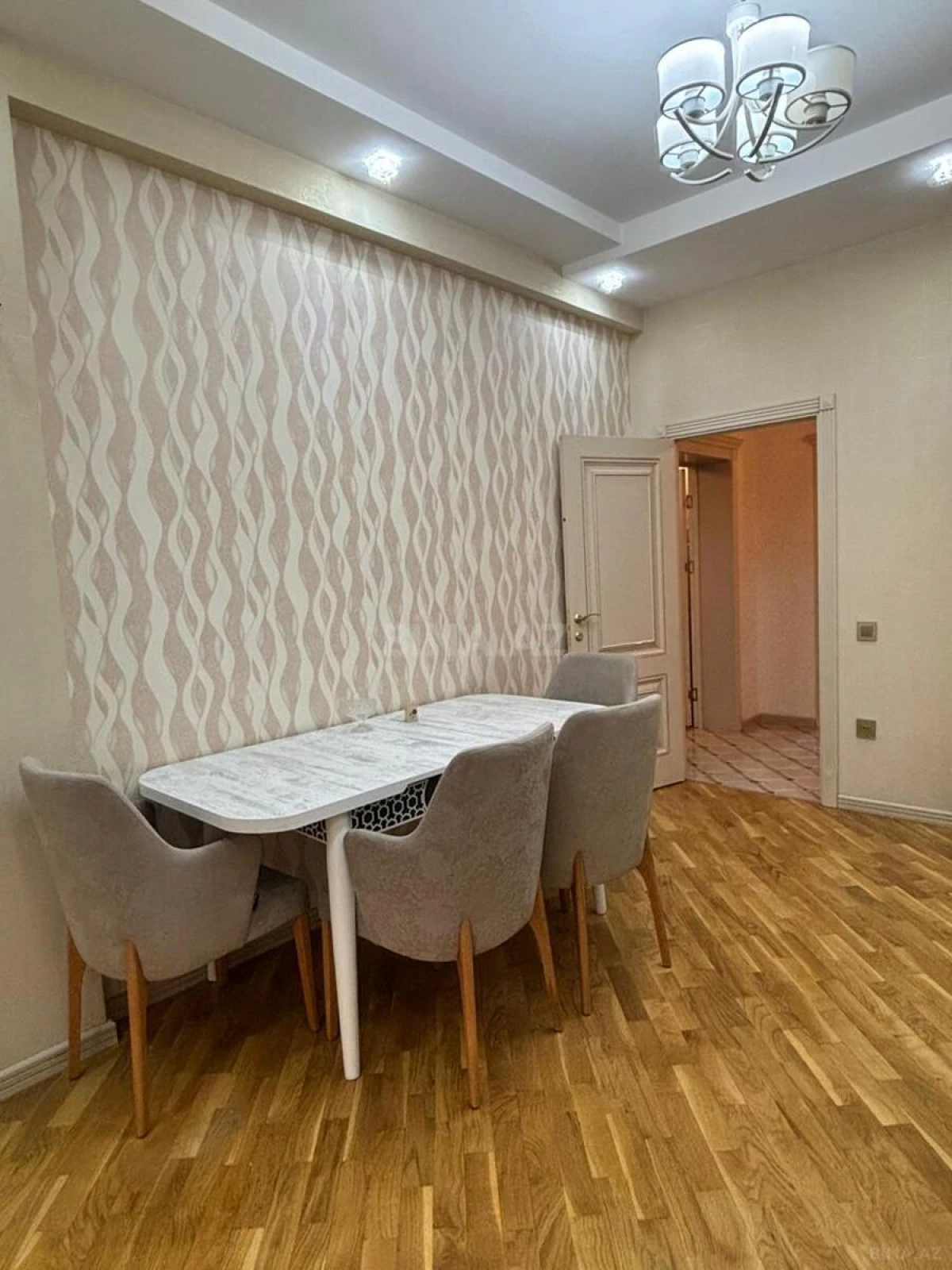 Kirayə verilir 3 otaqlı mənzil 135 m²