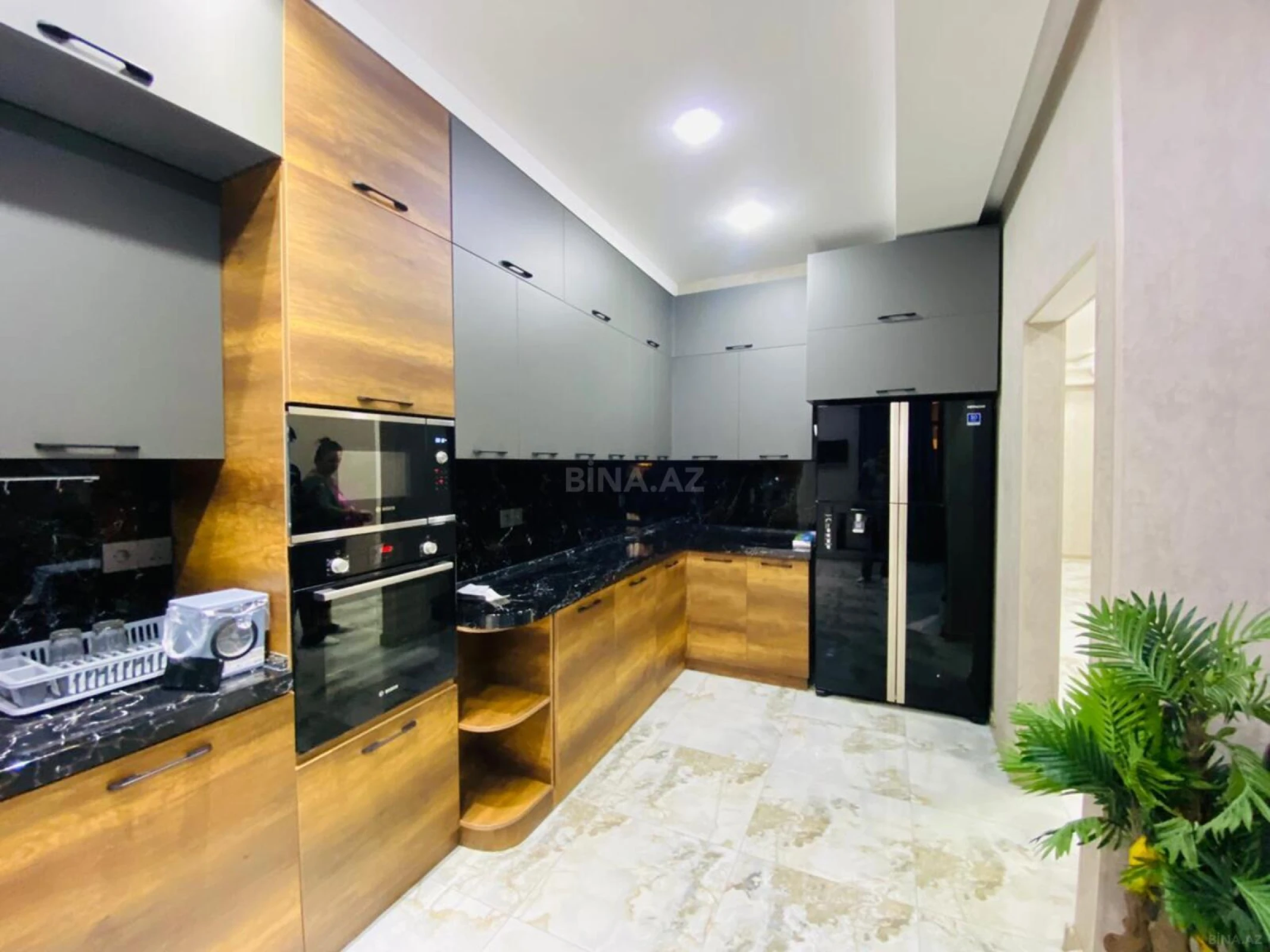 Satılır 4 otaqlı mənzil 240 m²