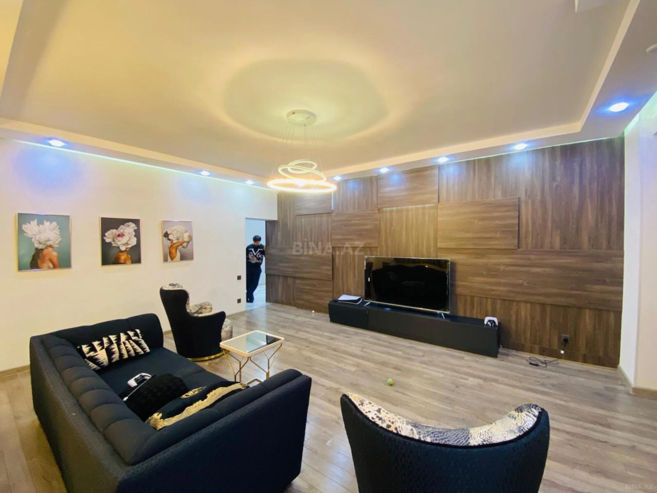 Satılır 4 otaqlı mənzil 240 m²