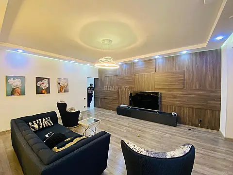 Satılır 4 otaqlı mənzil 240 m²