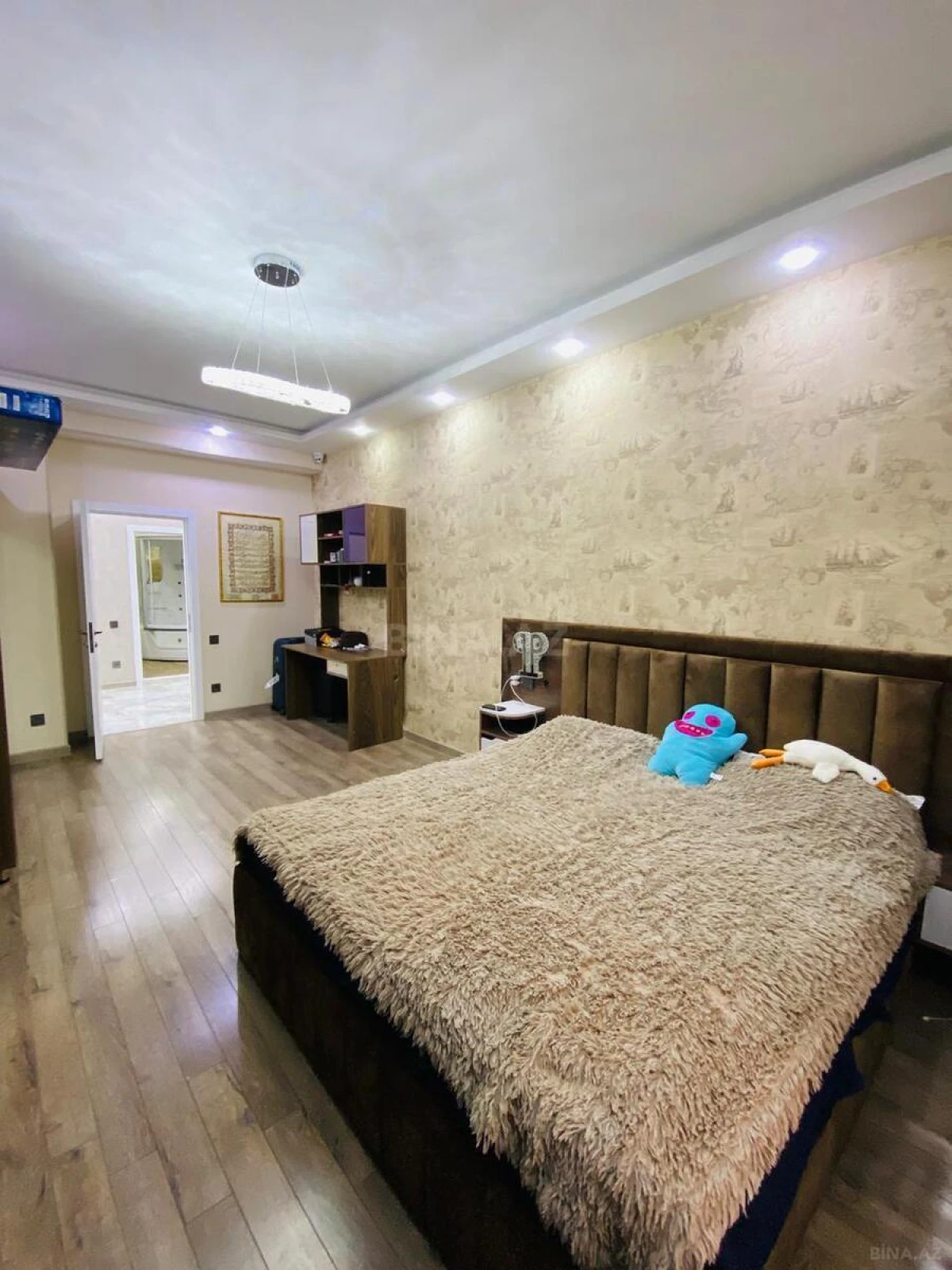 Satılır 4 otaqlı mənzil 240 m²