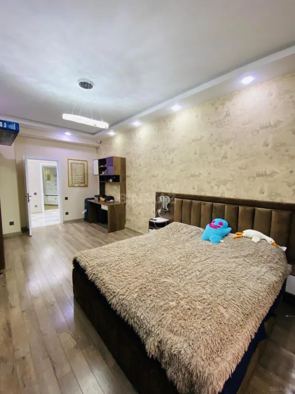 Satılır 4 otaqlı mənzil 240 m²
