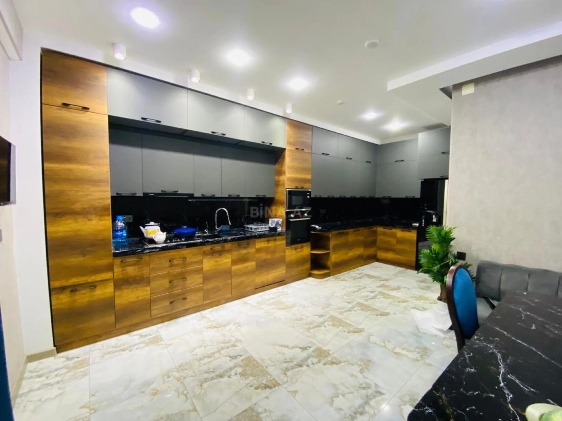 Satılır 4 otaqlı mənzil 240 m²