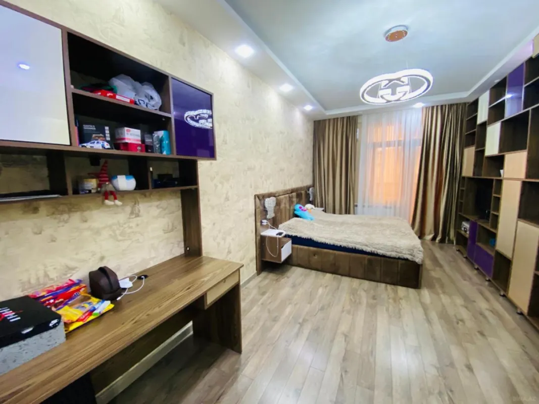 Satılır 4 otaqlı mənzil 240 m²