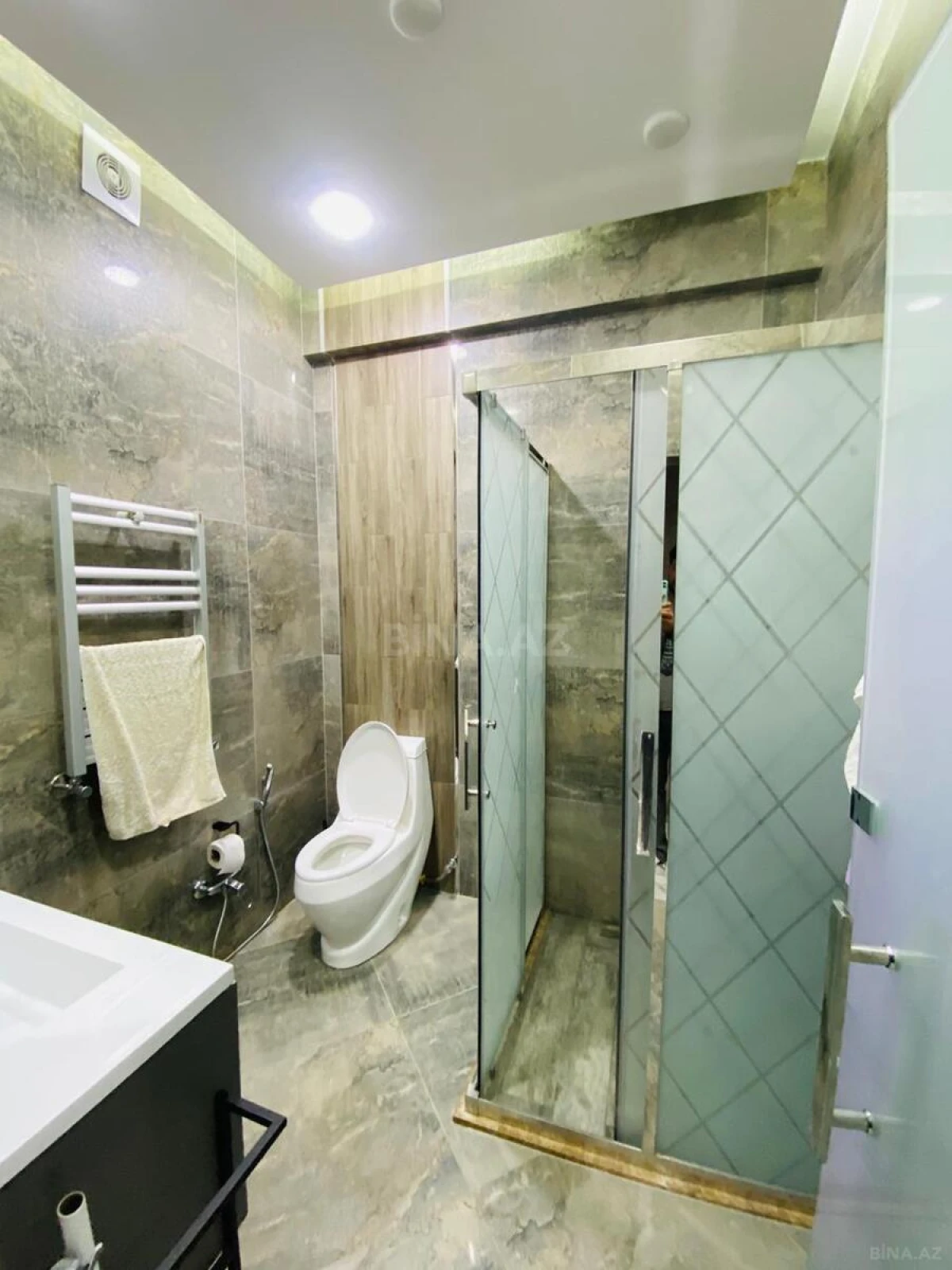 Satılır 4 otaqlı mənzil 240 m²