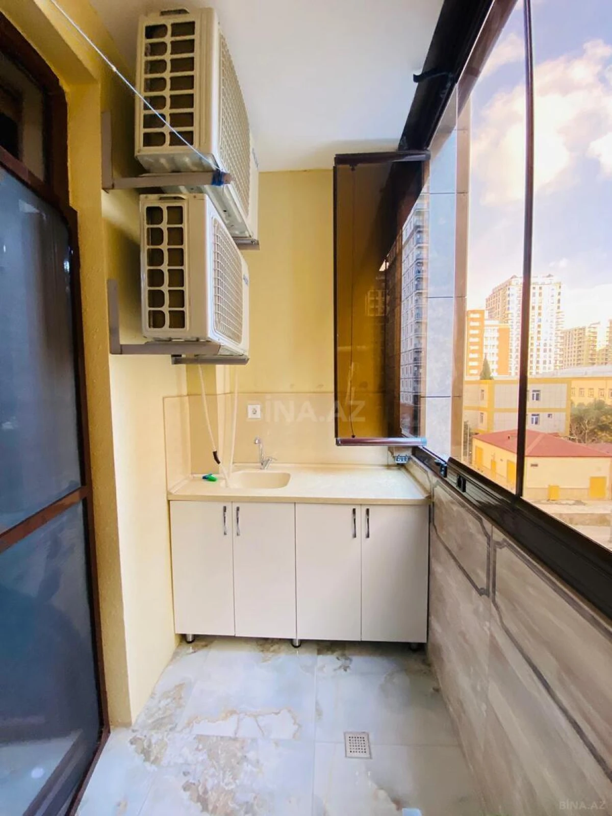 Satılır 4 otaqlı mənzil 240 m²