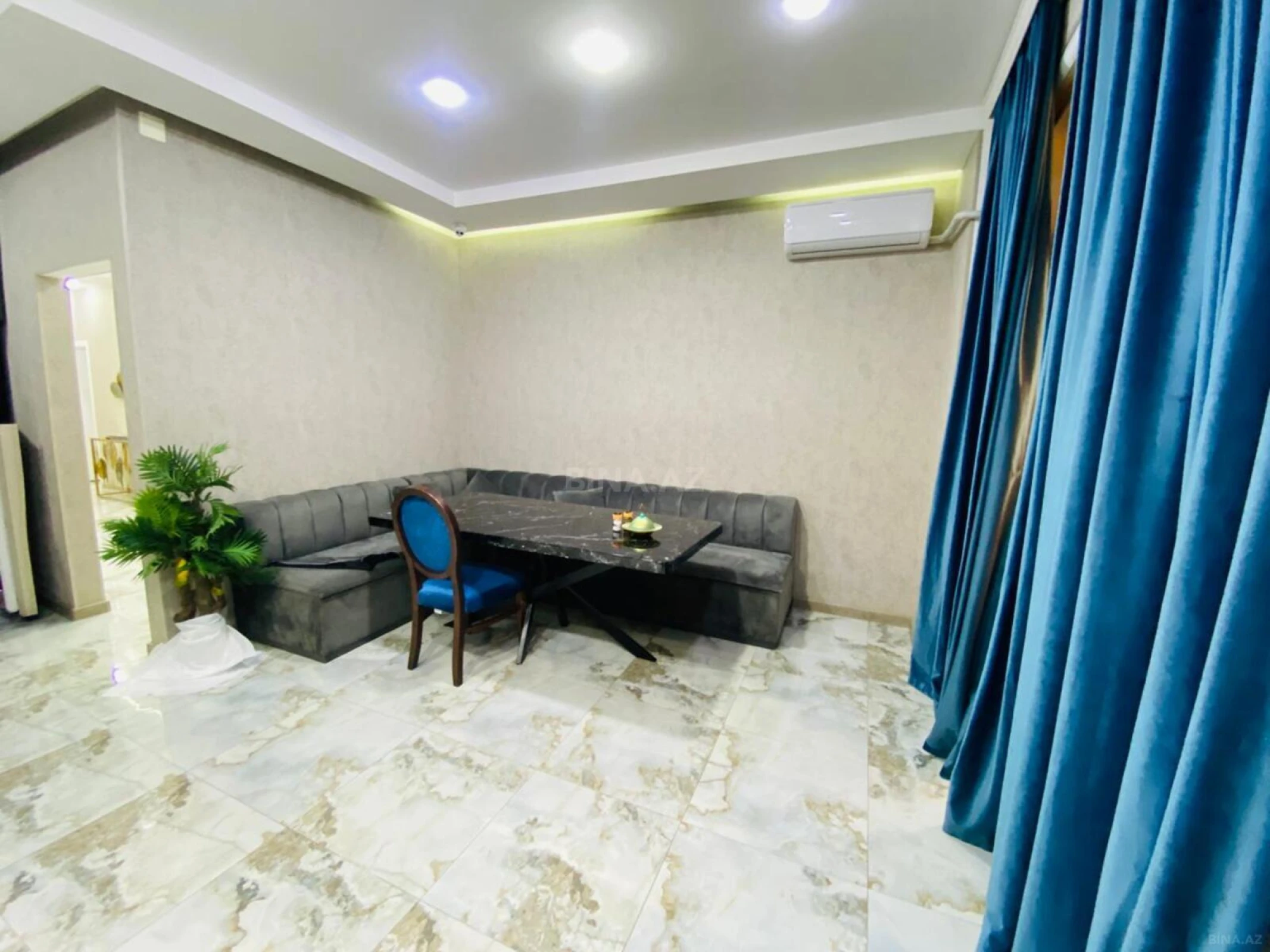 Satılır 4 otaqlı mənzil 240 m²