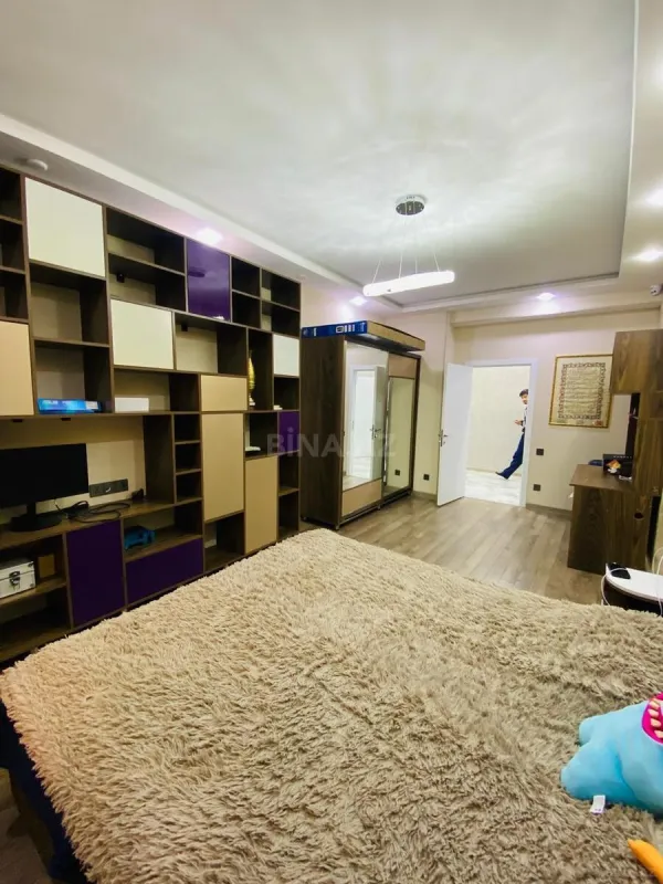 Satılır 4 otaqlı mənzil 240 m²
