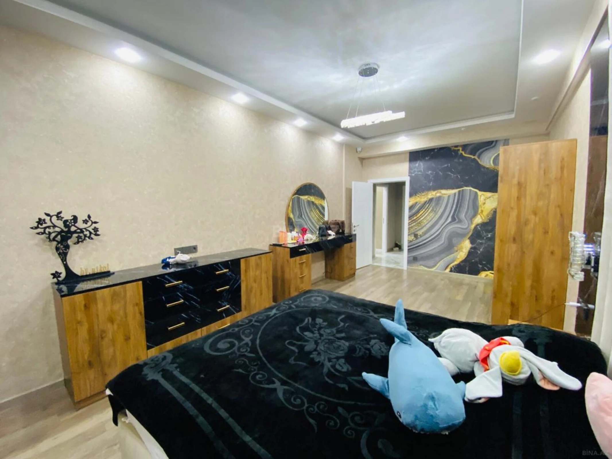 Satılır 4 otaqlı mənzil 240 m²