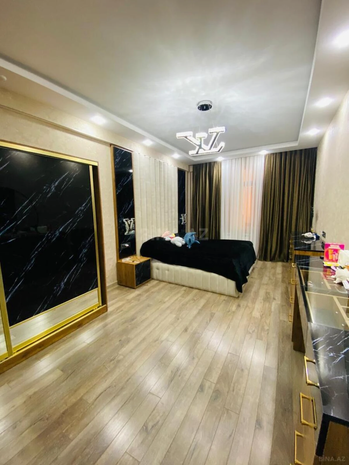 Satılır 4 otaqlı mənzil 240 m²