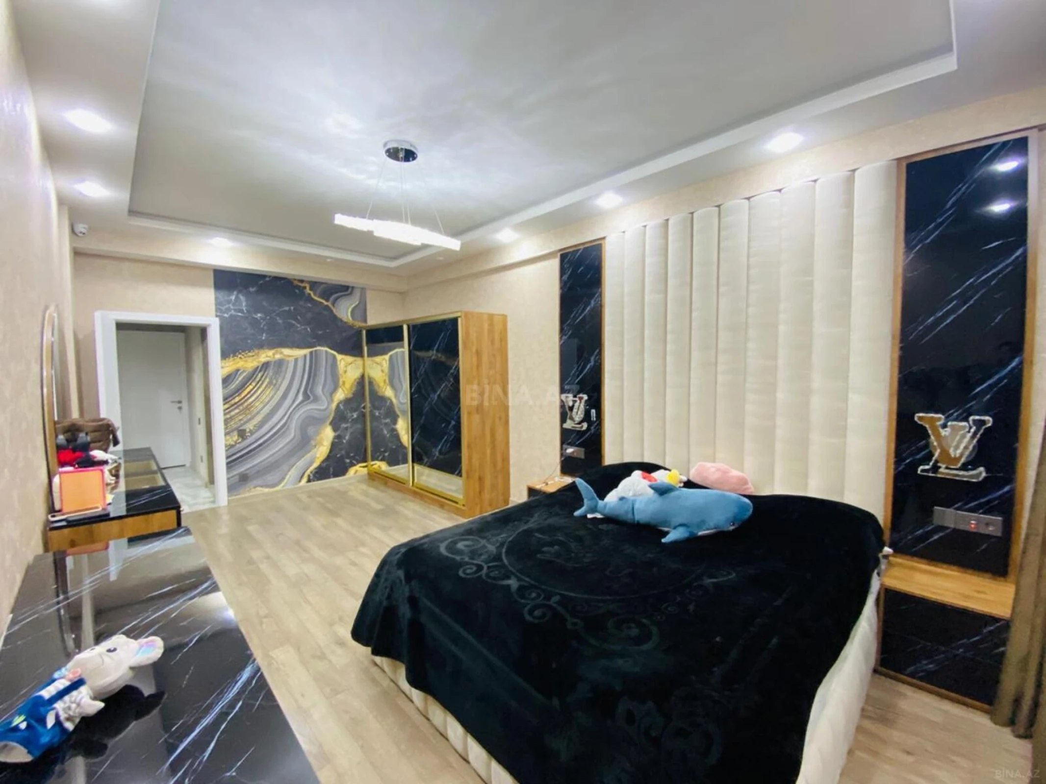 Satılır 4 otaqlı mənzil 240 m²