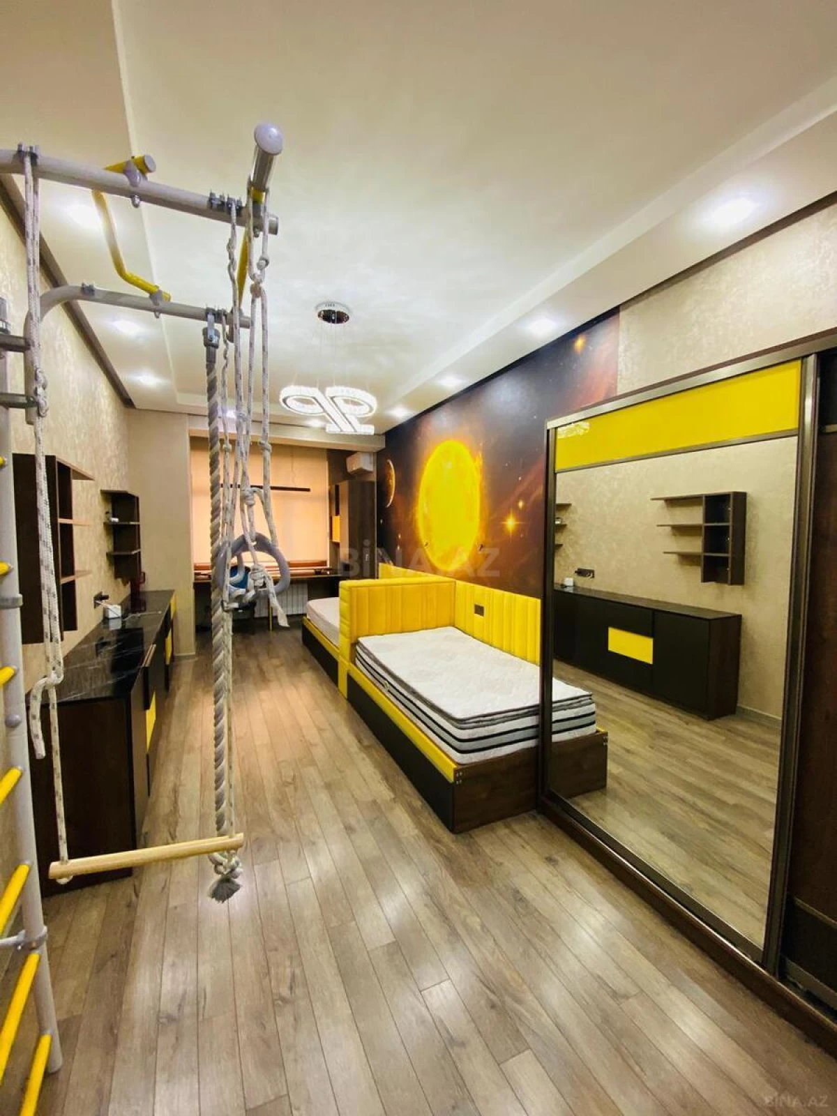 Satılır 4 otaqlı mənzil 240 m²