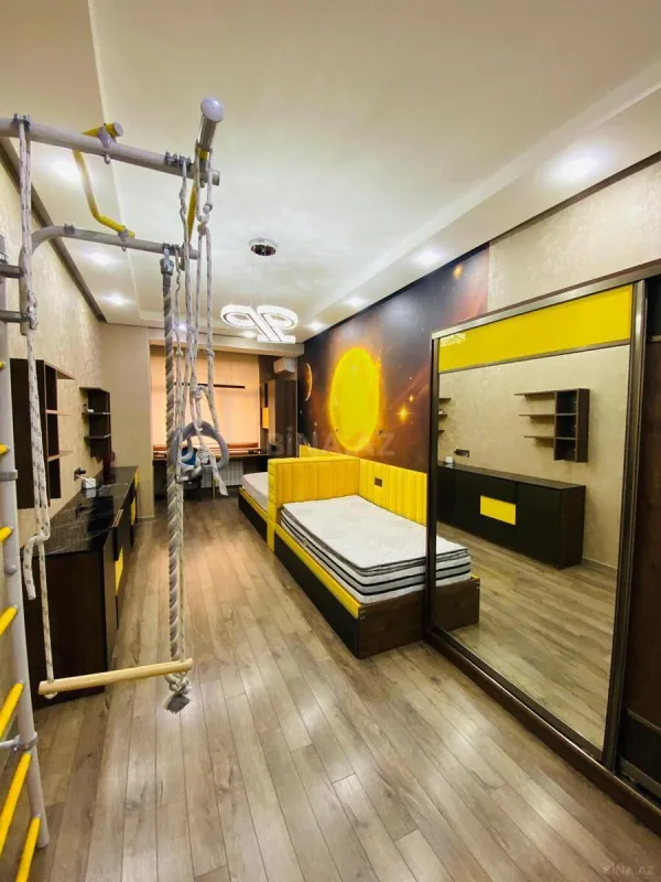 Satılır 4 otaqlı mənzil 240 m²