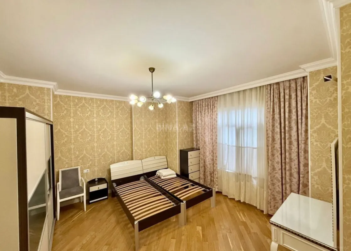 Kirayə verilir 4 otaqlı mənzil 185 m²