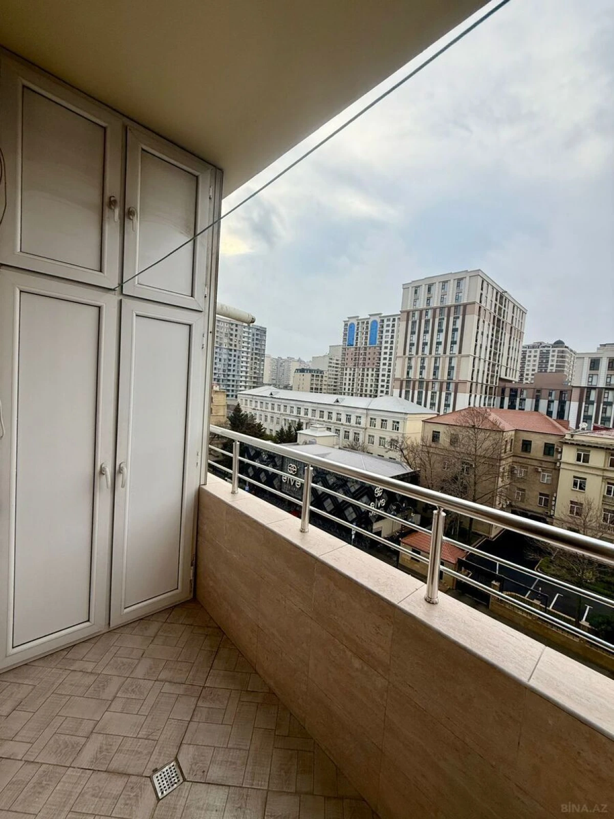 Kirayə verilir 4 otaqlı mənzil 185 m²