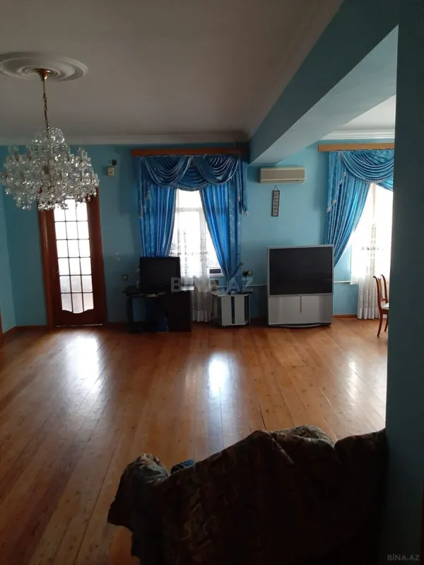 Satılır 6 otaqlı həyət evi 540 m²