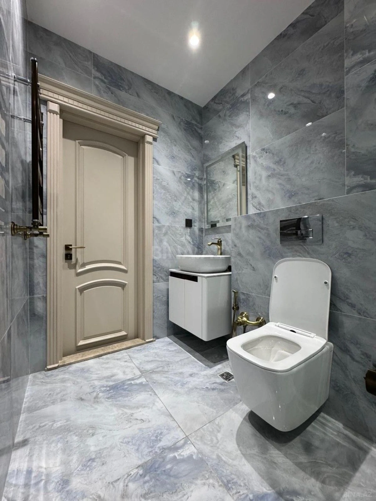 Satılır 4 otaqlı mənzil 240 m²