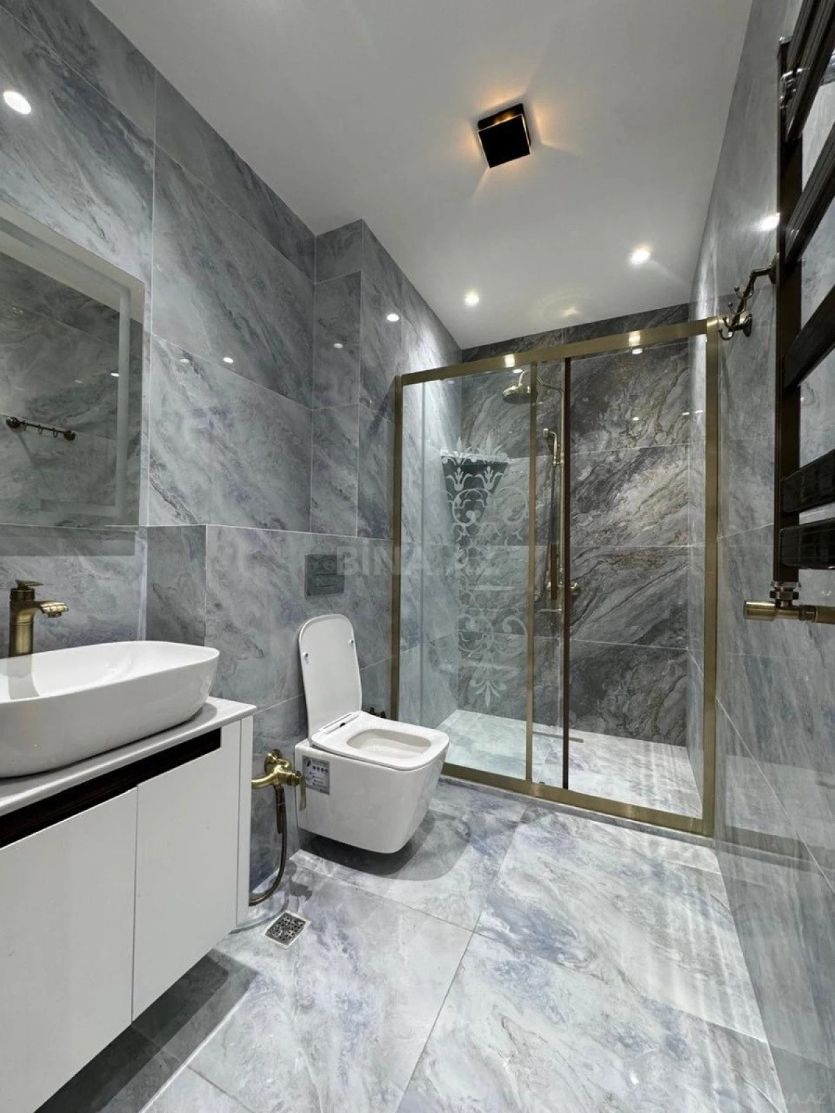 Satılır 4 otaqlı mənzil 240 m²