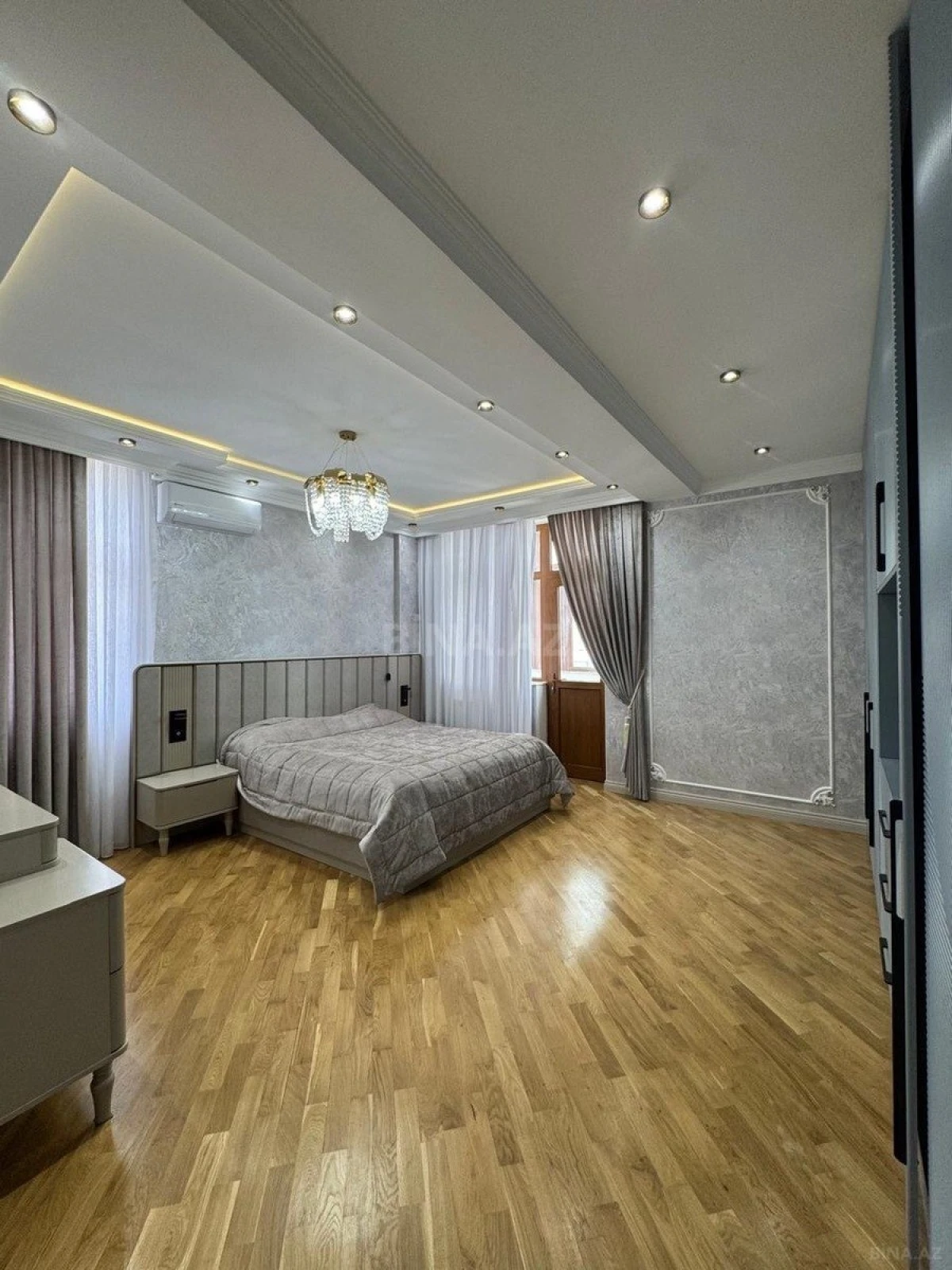 Satılır 4 otaqlı mənzil 240 m²