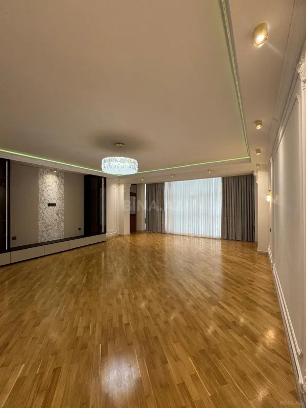 Satılır 4 otaqlı mənzil 240 m²