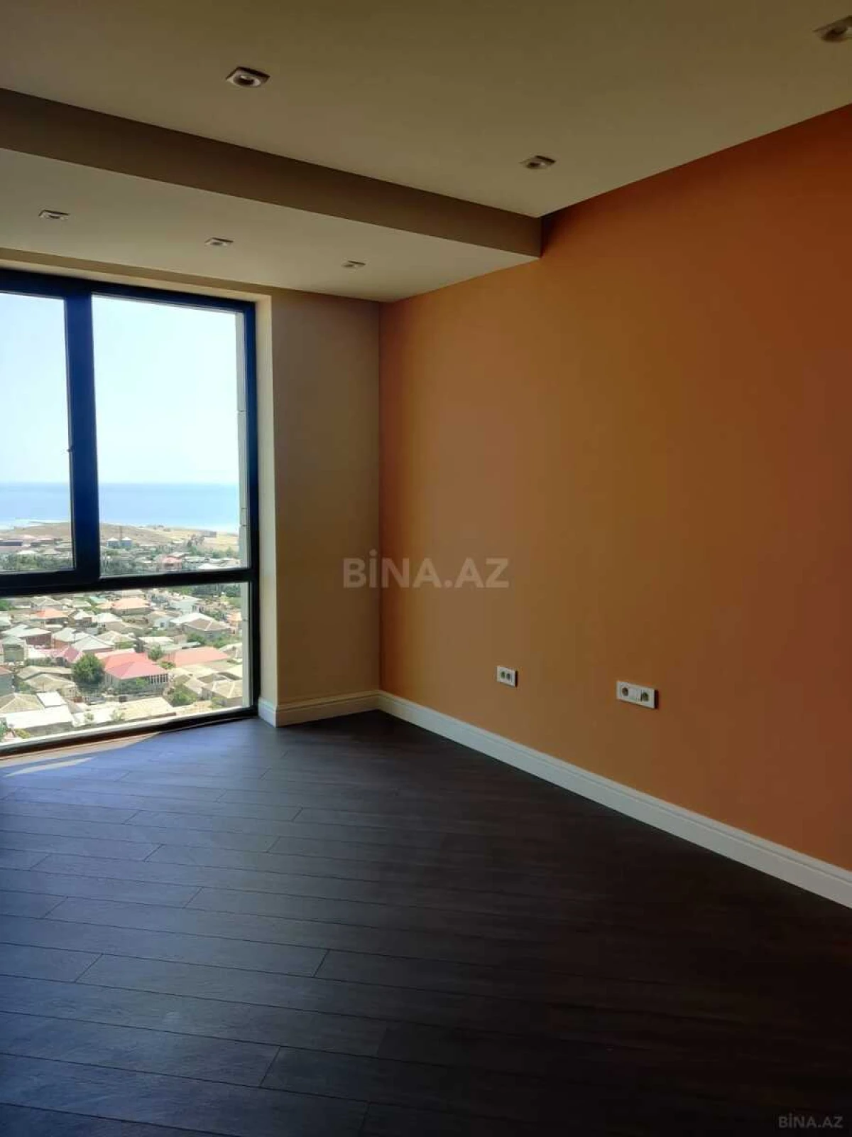 Satılır 4 otaqlı mənzil 139 m²