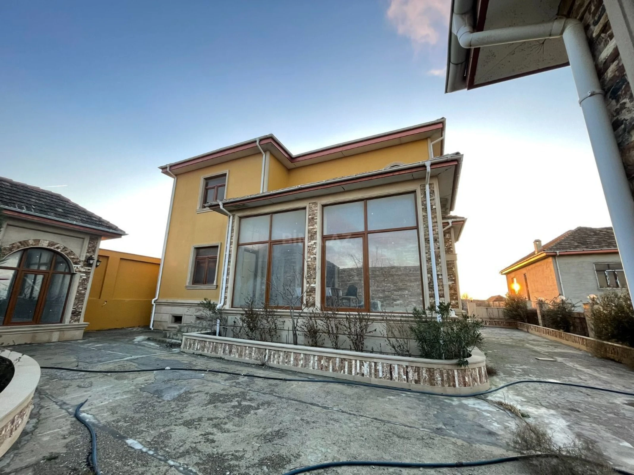 Satılır 8 otaqlı həyət evi 280 m²