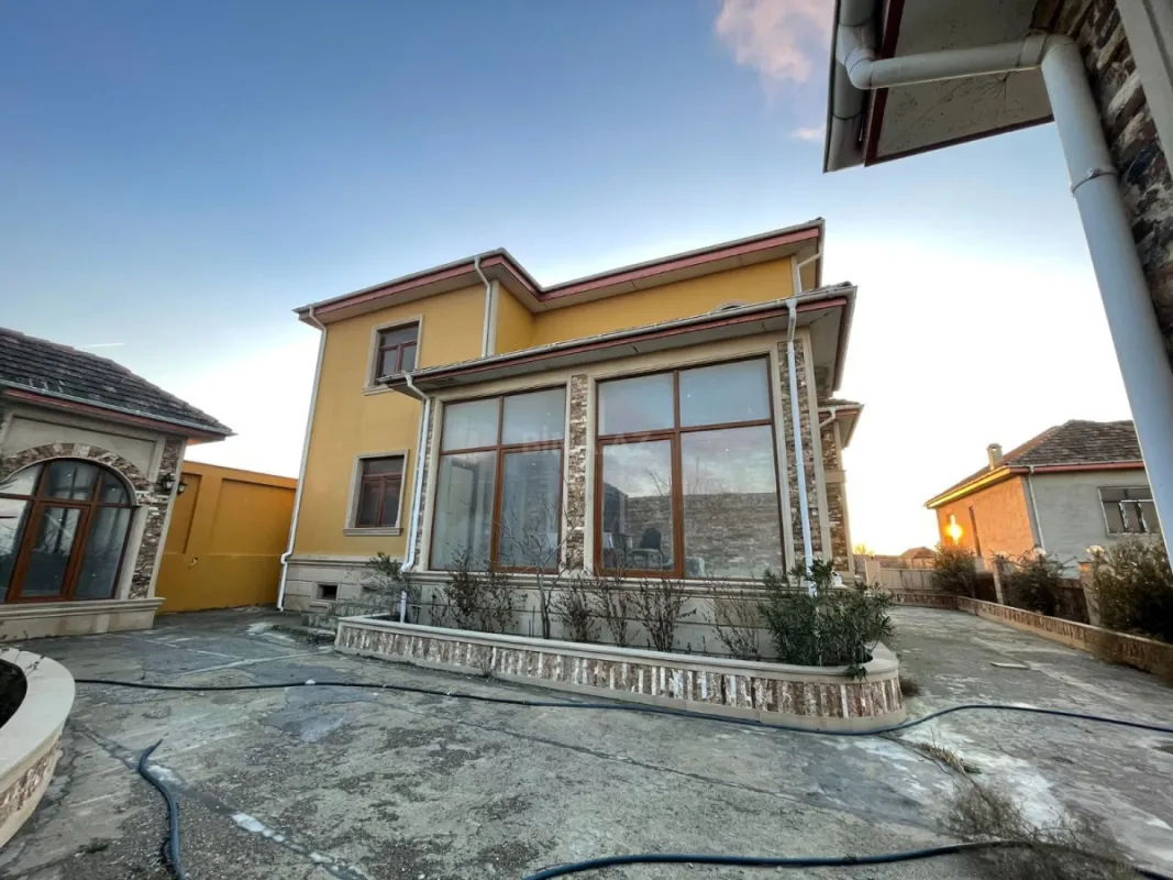 Satılır 8 otaqlı həyət evi 280 m²